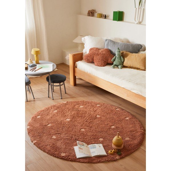 Tellisevärvi pestav käsitsi kootud puuvillane laste vaip ø140 cm Round Dot Chestnut - Lorena Canals-image-1