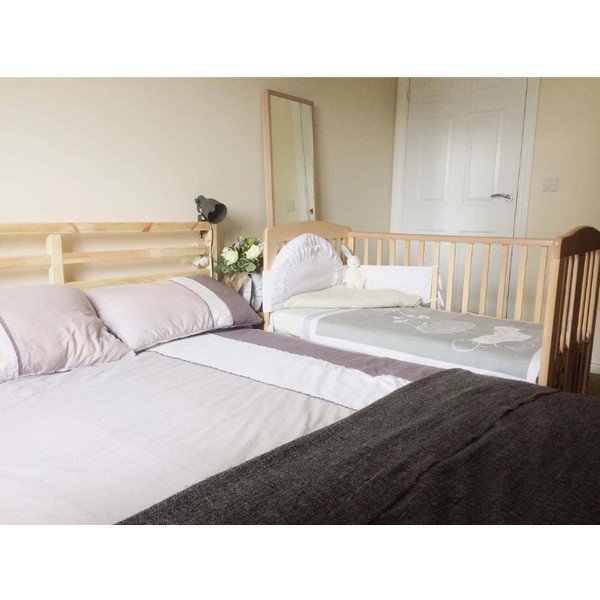 Dřevěná postýlka na kolečkách s polohovatelnou bočnicí YappyKids Qu, 60 x 120 cm-image-1