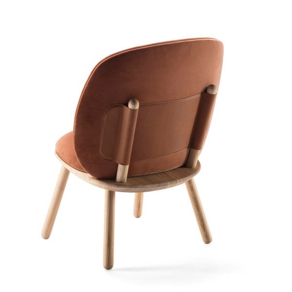 Terrakota oranž sametist tugitool, millel on tuhkpuust struktuur ja nahast detailid Naïve - EMKO-image-3