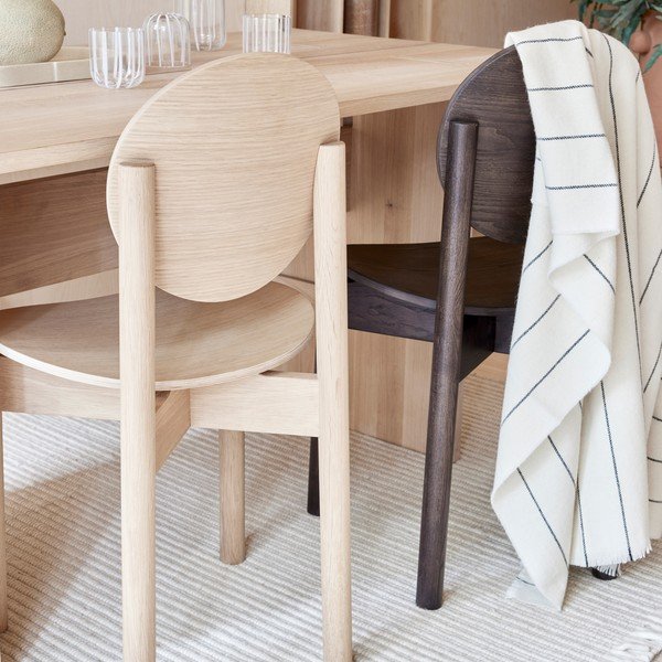 Heledast naturaalsest tuhapuidust söögitoolid Oy - OYOY Living Design-image-1