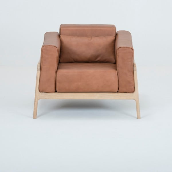 Konjaki pruunist pühvlinahast tugitool, mille konstruktsioon on valmistatud täispuidust tammest. Fawn - Gazzda-image-1