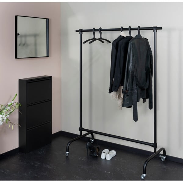Mustast metallist ratastega riietehoidja Luuk - Spinder Design-image-1