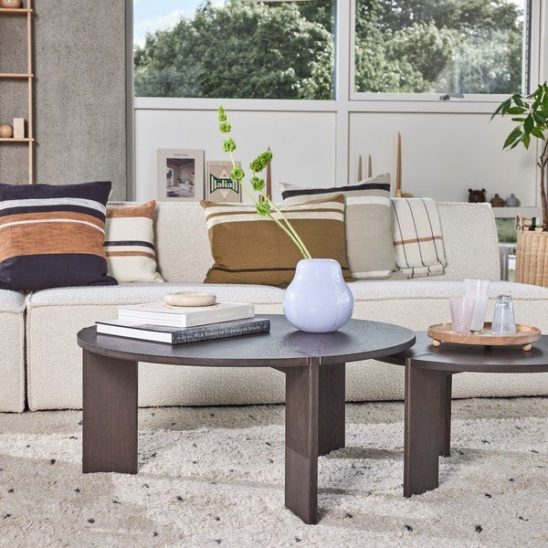 Ümmargune tuhapuidust kohvilaud tumedas naturaalses värvitoonis, ø 65 cm Oy - OYOY Living Design-image-1