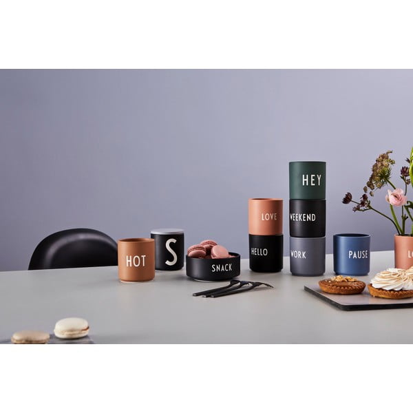 Must portselanist kruus 300 ml Hello – Design Letters-image-2