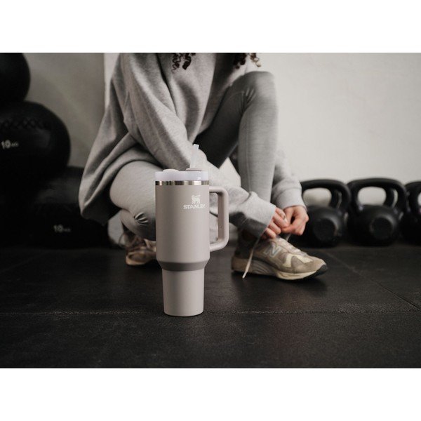 Helehall roostevabast terasest termospudel koos kõrrega 890 ml Quencher H2.O FlowState™ Tumbler Ash - Stanley-image-1