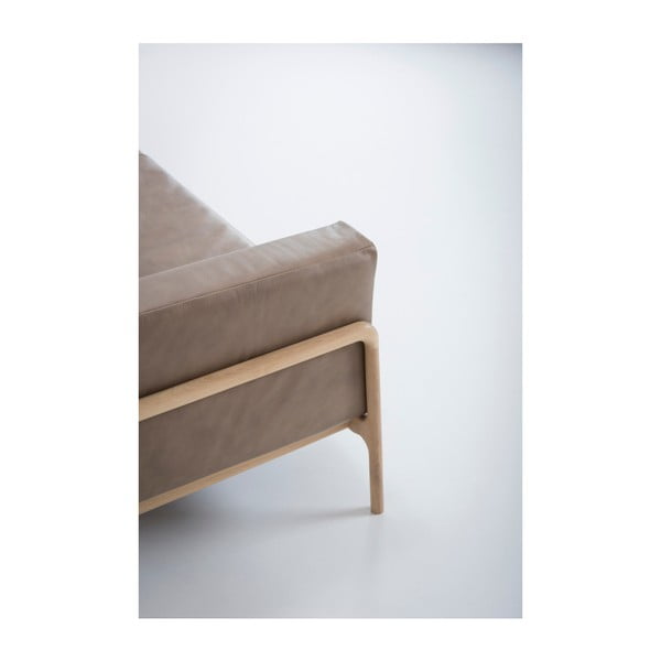 Helepruun buffalo nahast diivan täispuidust tamme konstruktsiooniga , 240 cm Fawn - Gazzda-image-3