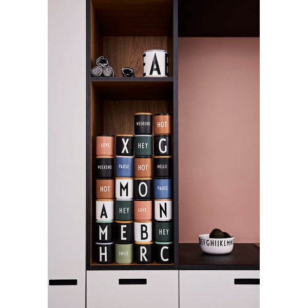 Must portselanist kruus 300 ml Hello – Design Letters-image-4