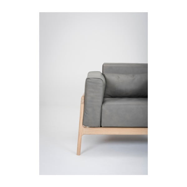 Tumehall pühvlinahast tugitool, mille konstruktsioon on valmistatud täispuidust tammest. Fawn - Gazzda-image-2