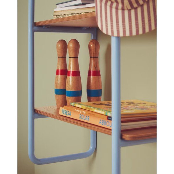 Helesinine saarepuidu spoonist rippuv laste raamaturiiul 60x70x28 cm Tinn - Kave Home-image-4