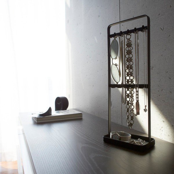 Černý stojánek na šperky YAMAZAKI Tower-image-3
