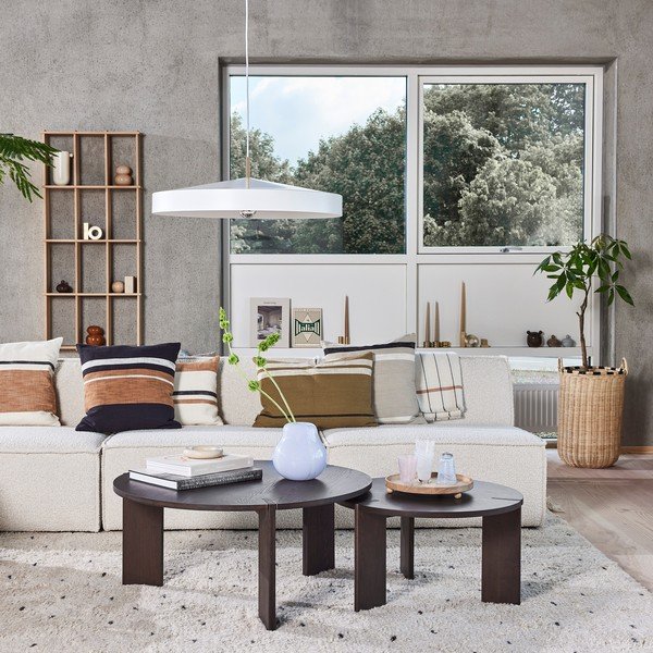 Ümmargune tuhapuidust kohvilaud tumedas naturaalses värvitoonis, ø 65 cm Oy - OYOY Living Design-image-2