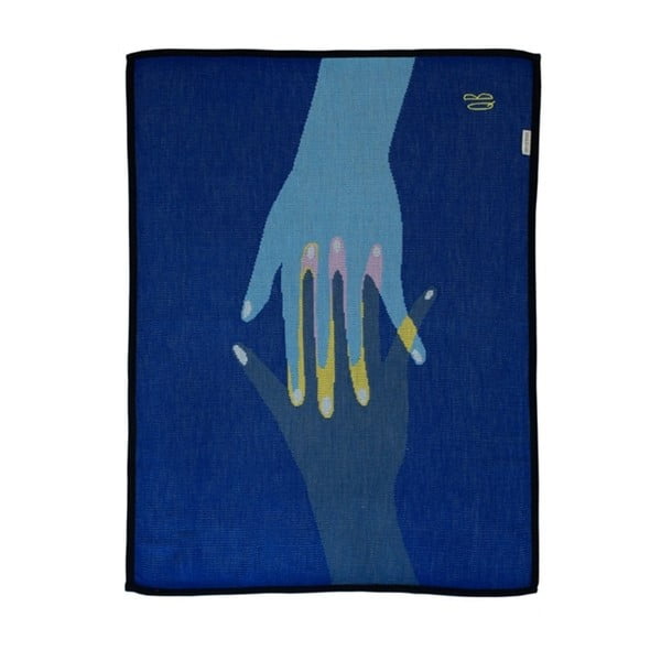 Pletená přikrývka The Wild Hug Hands, 80 x 110 cm