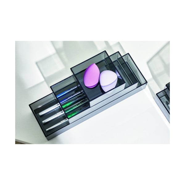 Matt mustad kosmeetikatoodete korraldajad vannitoas, mis on valmistatud taaskasutatud plastikust ja mille komplektis on 3 tk. Stack & Slide - iDesign-image-3