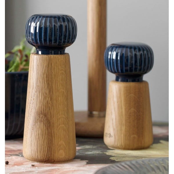 Tammepuidust vürtsimurustaja tumesinise Hammershoi portselanist detailiga, kõrgus 17,5 cm. Hammershøi - Kähler Design-image-1