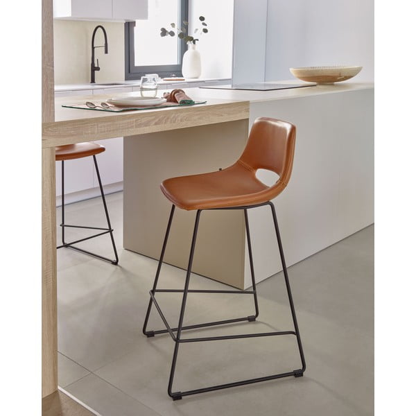 Konjakipruun kunstnahast baaritool (istme kõrgus 65 cm) Zahara - Kave Home-image-1