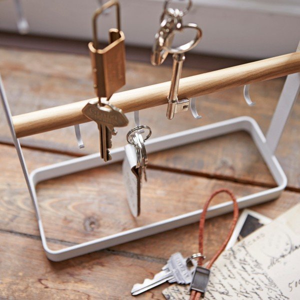 Bílý stolní věšák na klíče s detailem z bukového dřeva YAMAZAKI Tosca-image-2