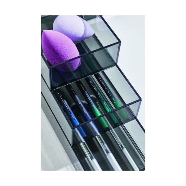 Matt mustad kosmeetikatoodete korraldajad vannitoas, mis on valmistatud taaskasutatud plastikust ja mille komplektis on 3 tk. Stack & Slide - iDesign-image-4