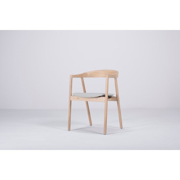 Söögitool on valmistatud massiivsest tammepuidust ja sinihalli istmega. Muna - Gazzda-image-4