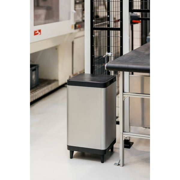 Hõbedane plastikust kontaktivaba prügikast 80 l Berlino - DEA HOME-image-1