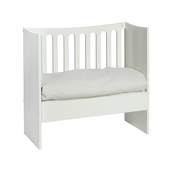 Bílá dětská postýlka na kolečkách s odnímatelnou postranní pelestí Manis-h, 89 x 44 cm