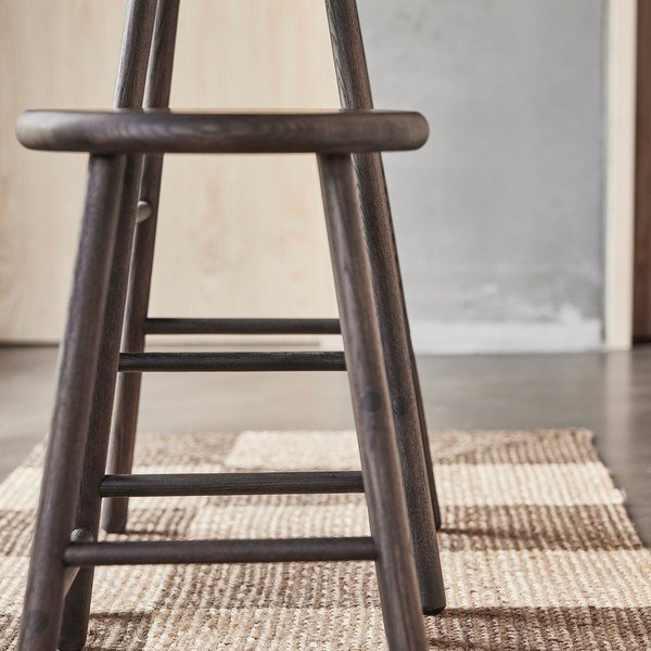 Tumeda naturaalse värvi saarepuust baaritool (istme kõrgus 65 cm) Moto - OYOY Living Design-image-3