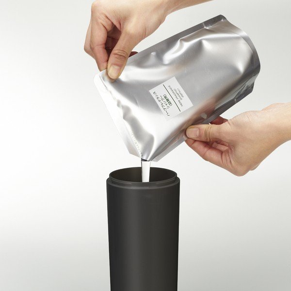 Must plastikust seebidosaator 500 ml Round - YAMAZAKI-image-2