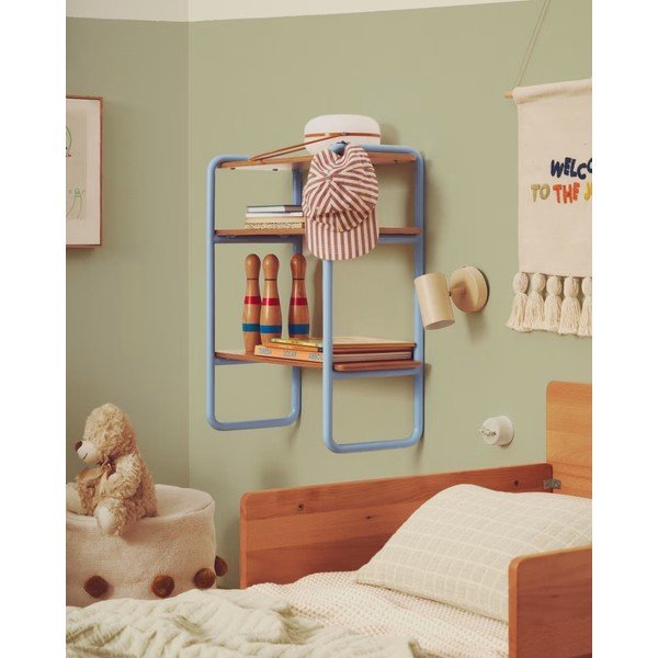 Helesinine saarepuidu spoonist rippuv laste raamaturiiul 60x70x28 cm Tinn - Kave Home-image-1