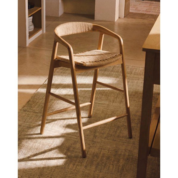 Naturaalses värvitoonis tammepuidust käetugedega baaritool (istme kõrgus 65 cm) Derile - Kave Home-image-1