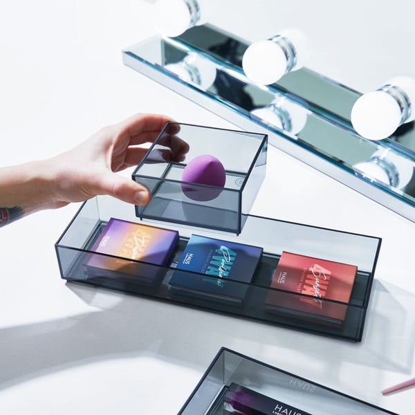 Matt mustad kosmeetikatoodete korraldajad vannitoas, mis on valmistatud taaskasutatud plastikust ja mille komplektis on 3 tk. Stack & Slide - iDesign-image-1