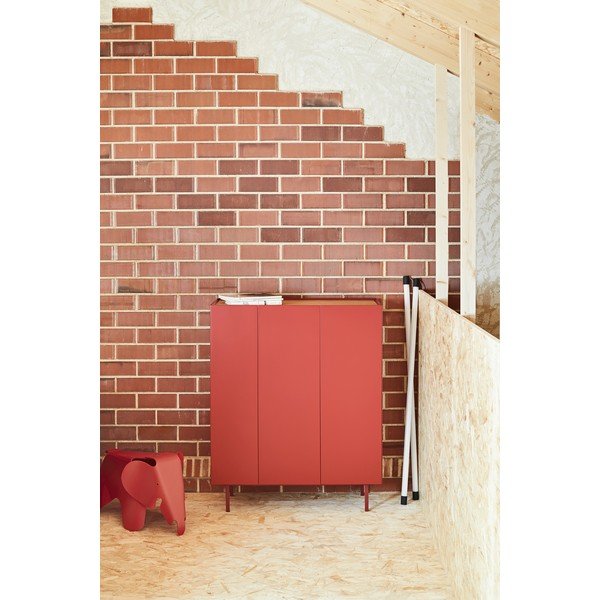 Punane kõrge tammedekooriga kummut 95x120 cm Arista – Teulat-image-1