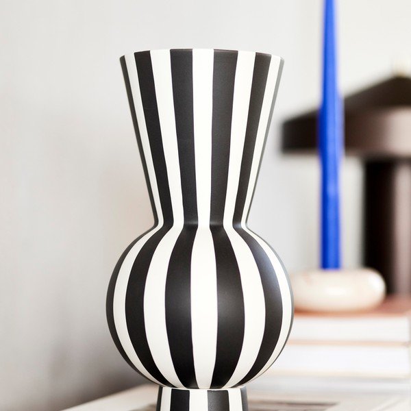 Valge/must käsitööna valminud kivikeraamiline vaas (kõrgus 28 cm) Toppu - OYOY Living Design-image-1