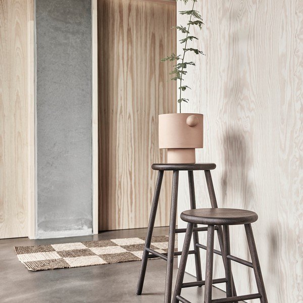 Tumeda naturaalse värvi saarepuust baaritool (istme kõrgus 65 cm) Moto - OYOY Living Design-image-1