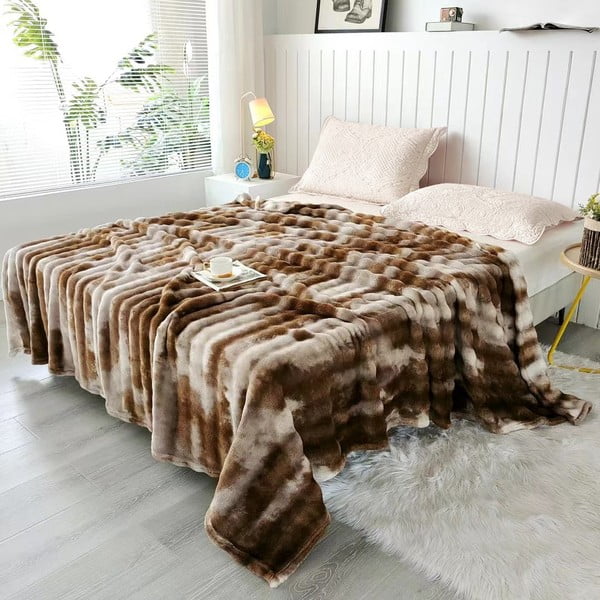 Pruun mikrofliisist päevatekk 150x200 cm Victory – My House