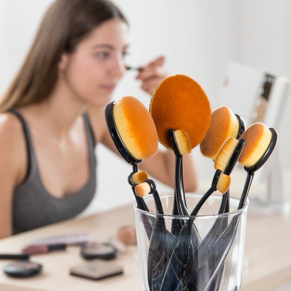 Sada 11 oválných kosmetických štětců v úložné krabici InnovaGoods