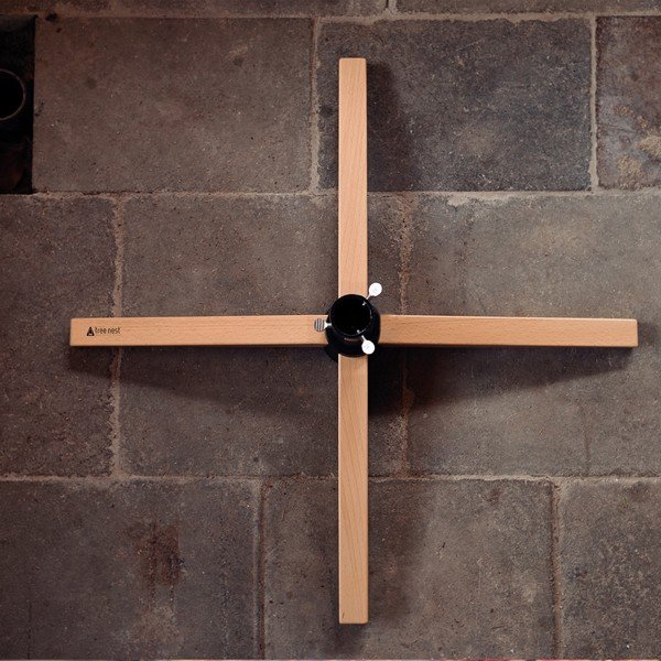 Mustast metallist ja puidust jõulupuu statiiv Gentle - Tree Nest-image-3