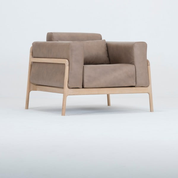 Helepruun pühvlinahast tugitool, mille konstruktsioon on valmistatud täispuidust tammest. Fawn - Gazzda