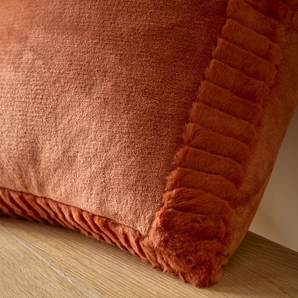 Mikroplüüsist dekoratiivpadi 55x55 cm Velvet and Faux Fur - Catherine Lansfield-image-2