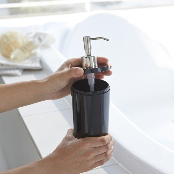 Must plastikust seebidosaator 500 ml Round - YAMAZAKI-image-3