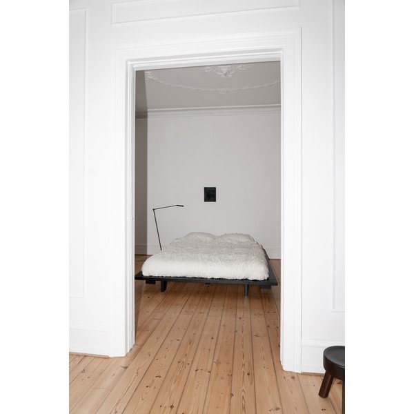 Must kaheinimesevoodi männipuidust, riiulidega 160x200 cm Japan - Karup Design-image-4