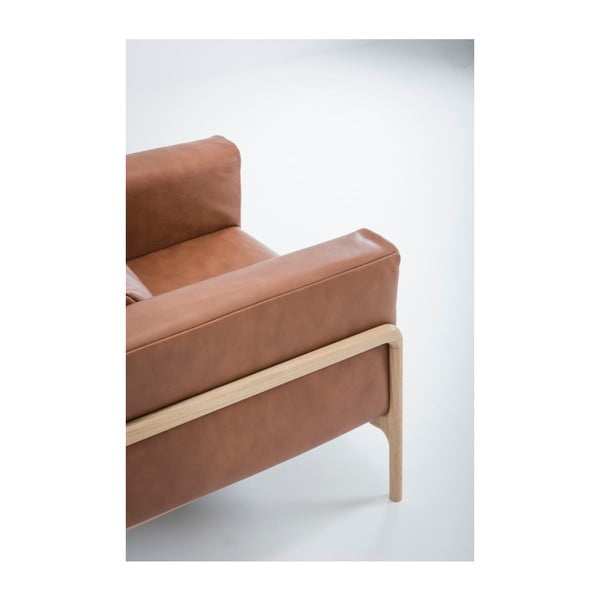 Konjaki pruunist pühvlinahast tugitool, mille konstruktsioon on valmistatud täispuidust tammest. Fawn - Gazzda-image-3