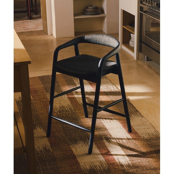 Must baaritool tammepuidust käetugedega (istme kõrgus 65 cm) Derile - Kave Home-image-1