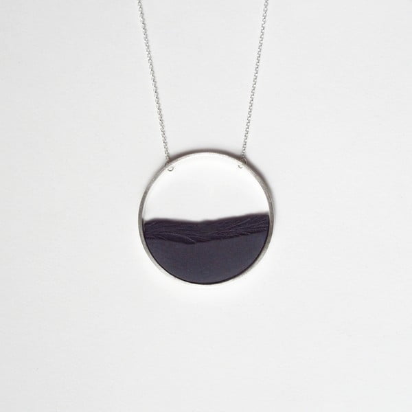 Stříbrný náhrdelník s černým přívěskem dsnú Circle