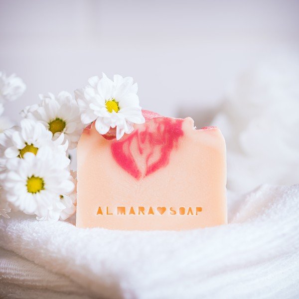 Käsitsi valmistatud seep Opojný zimolez - Almara Soap-image-1