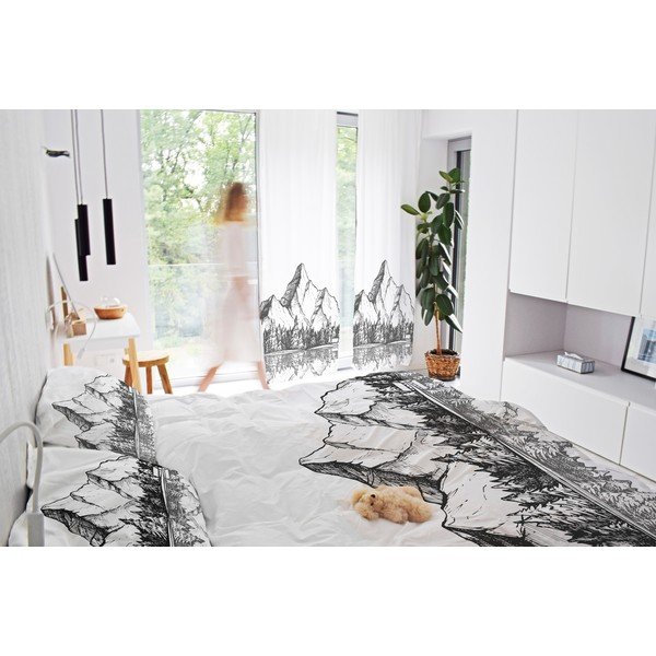 Must-valge puuvillasatiinist kardin 110x250 cm Cabin in the Mountain - Butter Kings-image-1