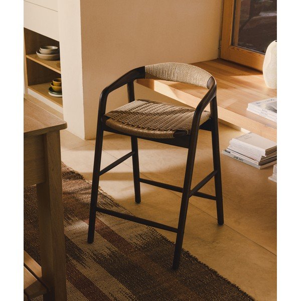Pruun baaritool tammepuidust käetugedega (istme kõrgus 65 cm) Derile - Kave Home-image-1