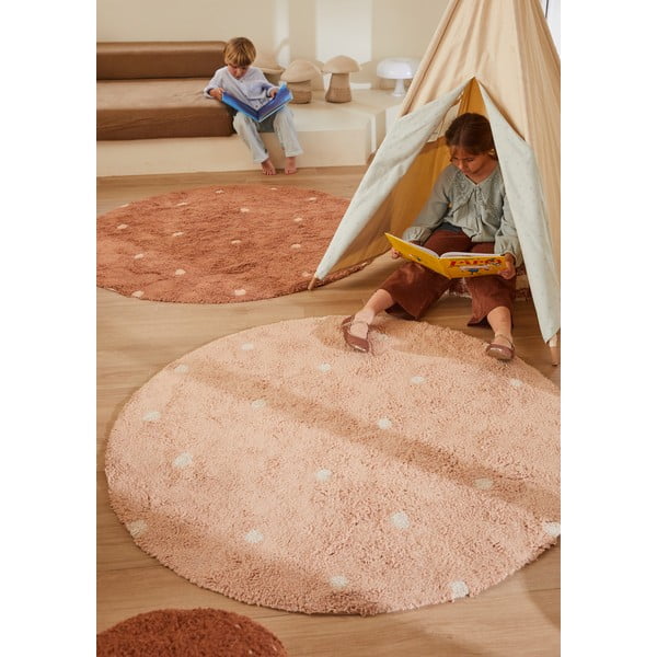 Heleroosa pestav käsitsi kootud puuvillane laste vaip ø140 cm Round Dot Rose - Lorena Canals-image-3