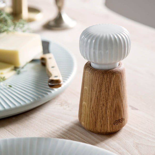 Valge tammepuidust vürtsiveski portselanist Hammershoi detailiga, kõrgus 13 cm Hammershøi - Kähler Design-image-1