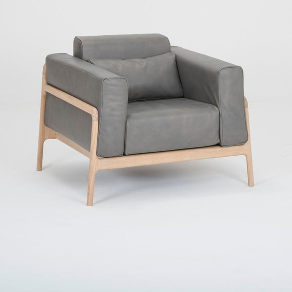 Tumehall pühvlinahast tugitool, mille konstruktsioon on valmistatud täispuidust tammest. Fawn - Gazzda