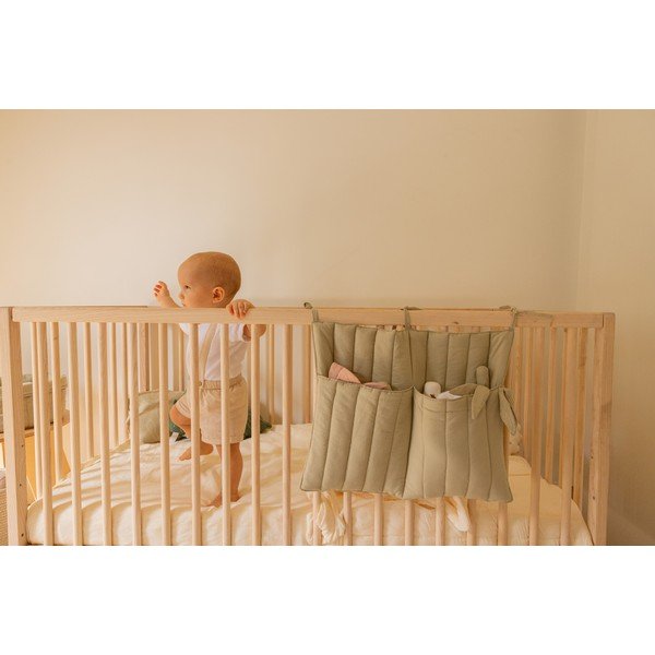 Roheline orgaanilisest puuvillast hällitasku riidepuu 40 cm Benjamin Olive – Lorena Canals-image-1