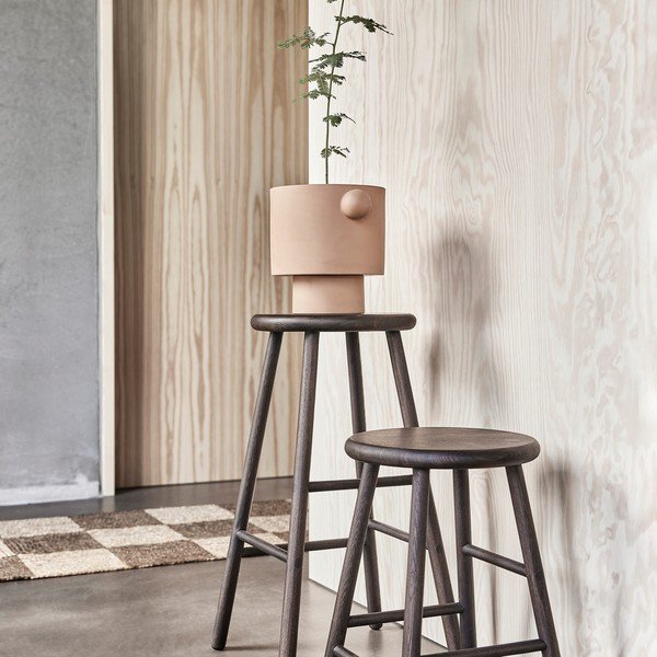 Tumeda naturaalse värvi saarepuust baaritool (istme kõrgus 65 cm) Moto - OYOY Living Design-image-2
